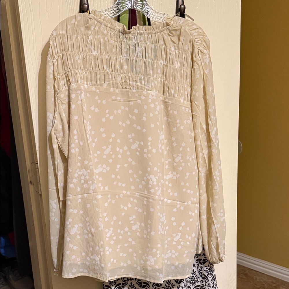 Chic Cream Blouse with Delicate Pattern - Picture 8 of 9
